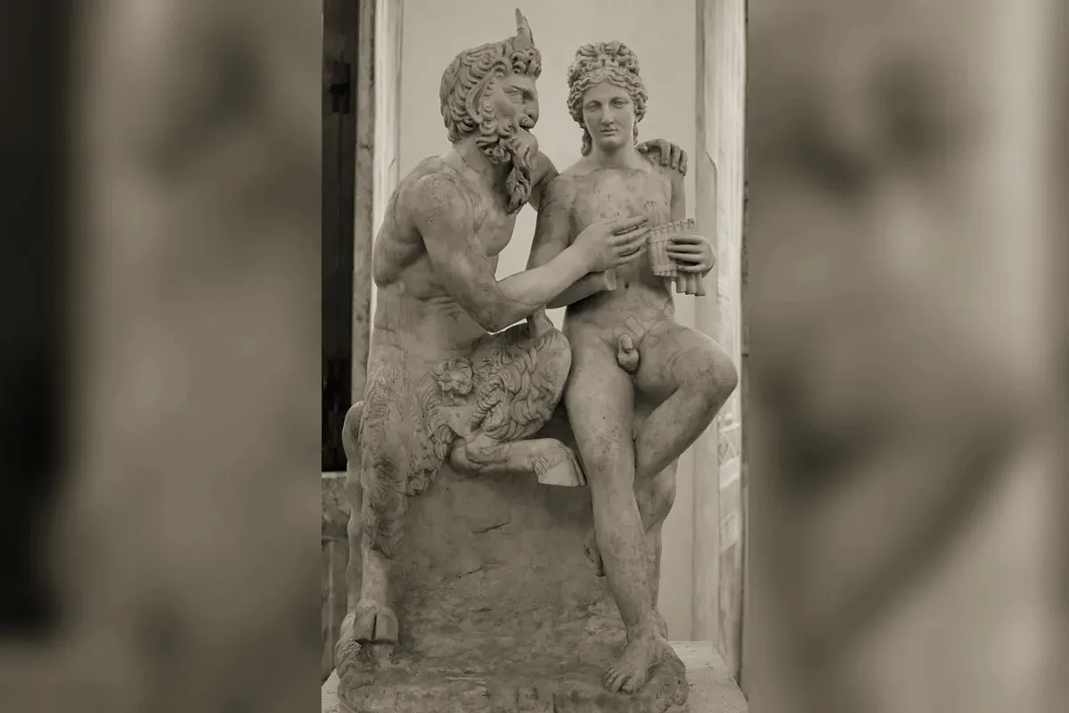 Pan, dieu aux jambes de bouc, enseignant au berger Daphnis à jouer de la syrinx — copie romaine d'après Héliodore de Rhodes