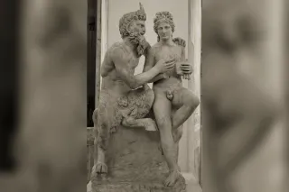 Pan, dieu aux jambes de bouc, enseignant au berger Daphnis à jouer de la syrinx — copie romaine d'après Héliodore de Rhodes