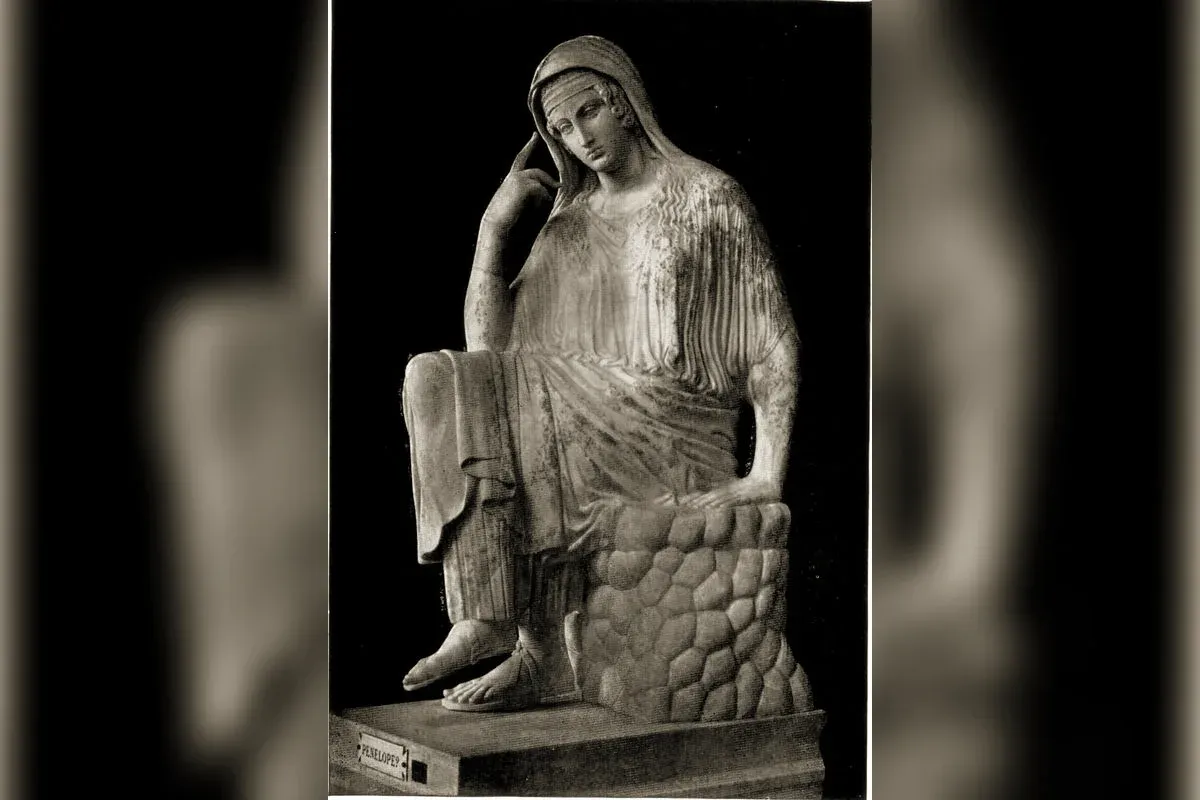 Pénélope assise, la tête appuyée sur la main, statue antique