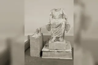 Statue cultuelle de la Mère des dieux assise avec un lion, Musée archéologique du Pirée