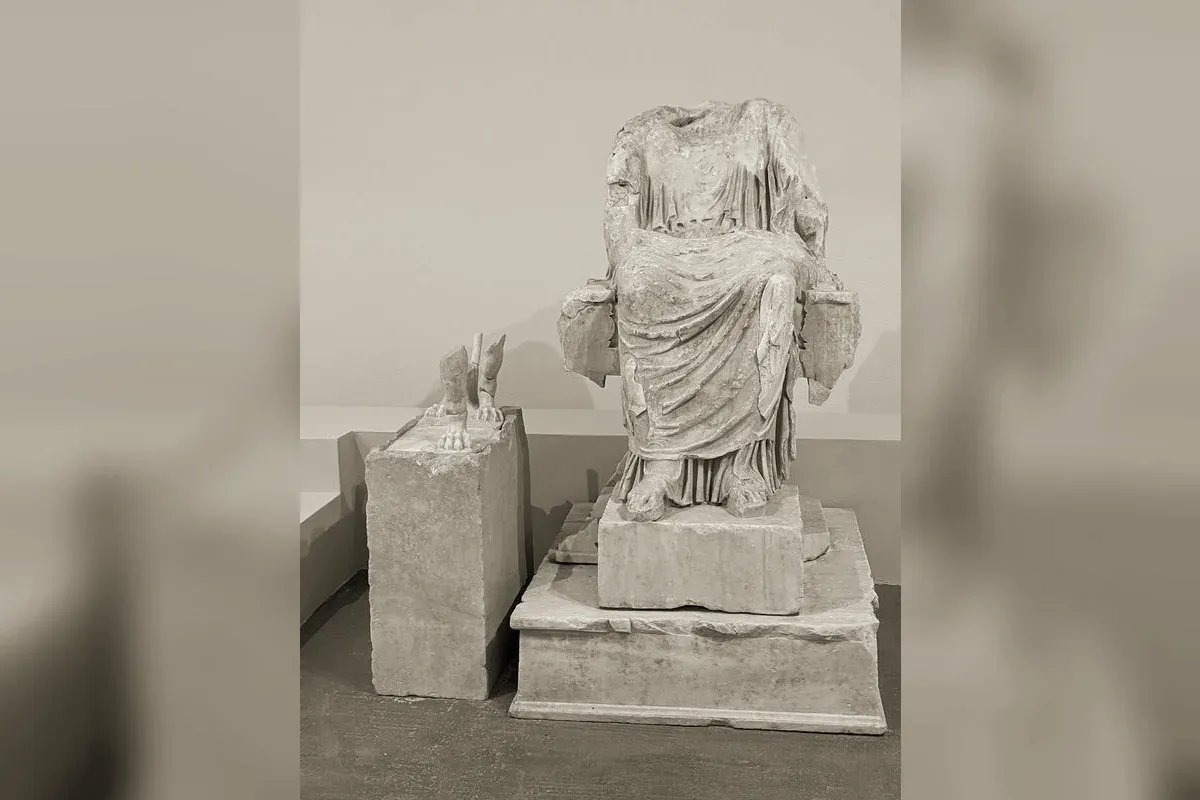 Statue cultuelle de la Mère des dieux assise avec un lion, Musée archéologique du Pirée