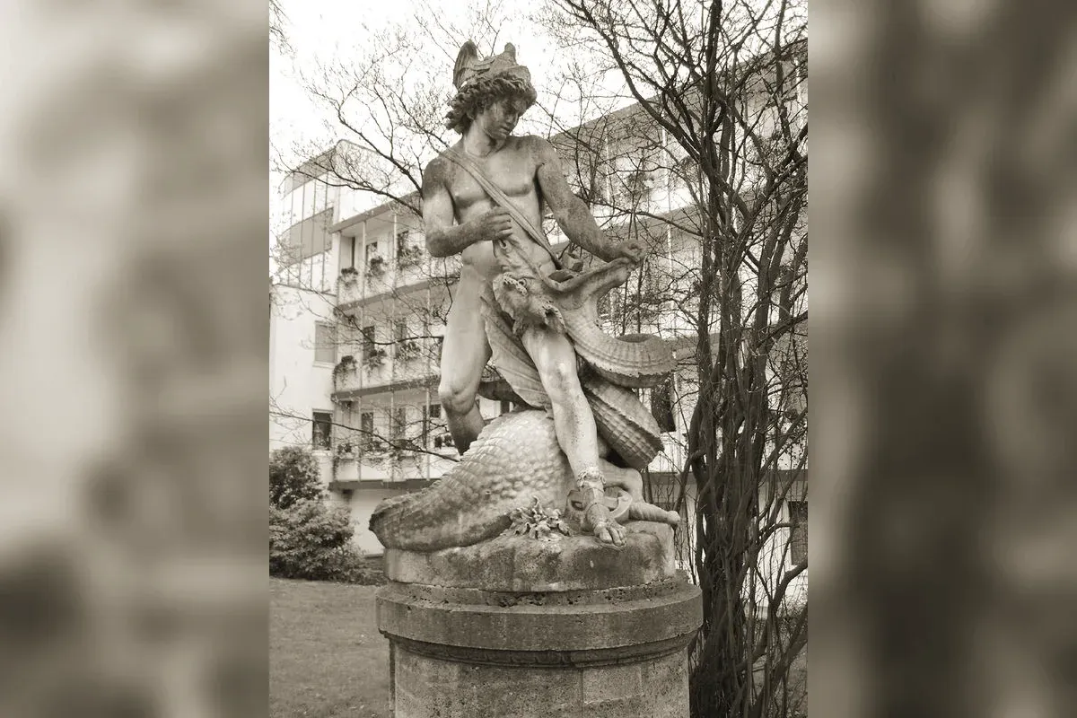 Sigurd transperçant le dragon Fafnir depuis une fosse, scène gravée sur une pierre runique suédoise