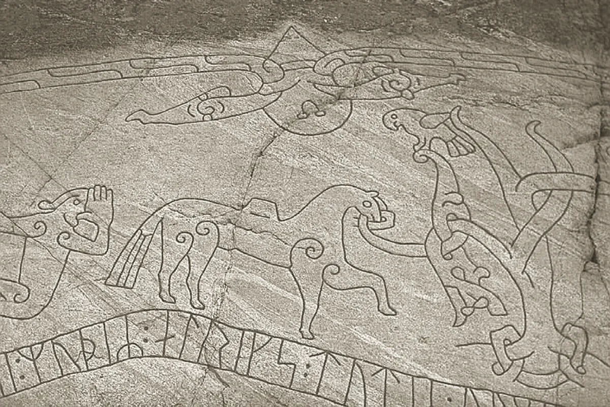 Sigurd transperçant le dragon Fafnir depuis une fosse, gravure rupestre de Ramsund en Suède