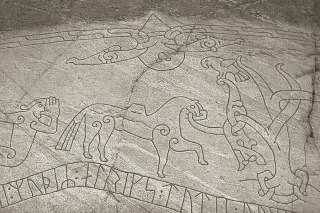 Sigurd transperçant le dragon Fafnir depuis une fosse, gravure rupestre de Ramsund en Suède