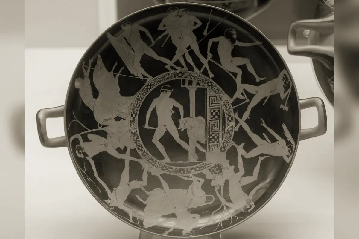 Les exploits de Thésée : au centre le Minotaure, autour Cercyon, Procruste, Sciron, le taureau, Sinis et la truie — kylix attique à figures rouges, v. 440-430 av. J.-C.