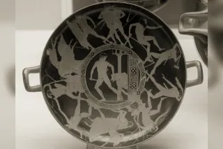 Les exploits de Thésée : au centre le Minotaure, autour Cercyon, Procruste, Sciron, le taureau, Sinis et la truie — kylix attique à figures rouges, v. 440-430 av. J.-C.