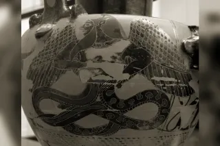 Typhon, géant monstrueux aux jambes de serpents, affronte Zeus armé de la foudre, céramique grecque antique