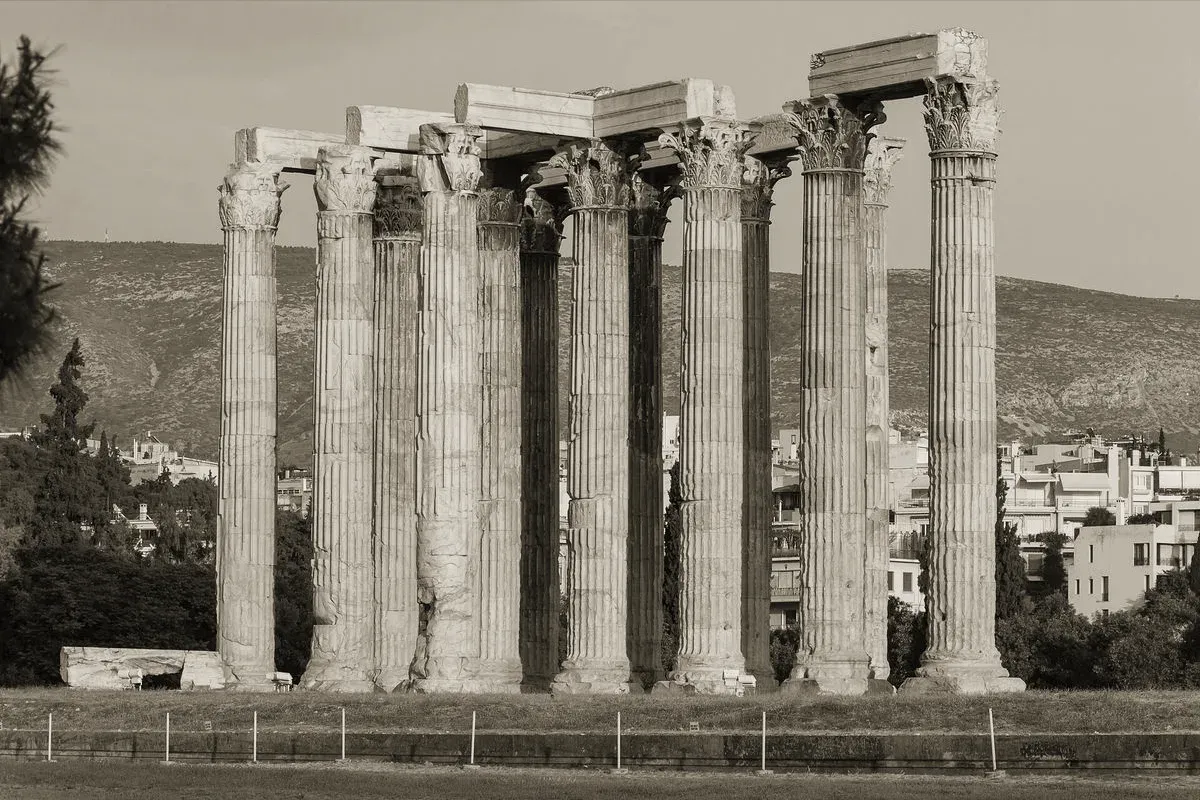 Ancient statue of Zeus holding the thunderbolt